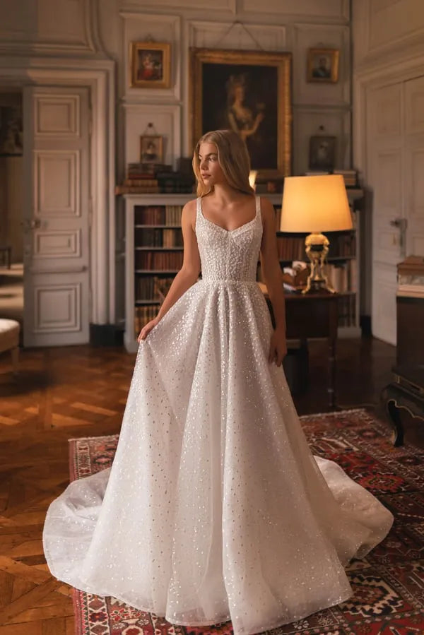 Elegante vestido de novia de corte A con tirantes, escote cuadrado y c