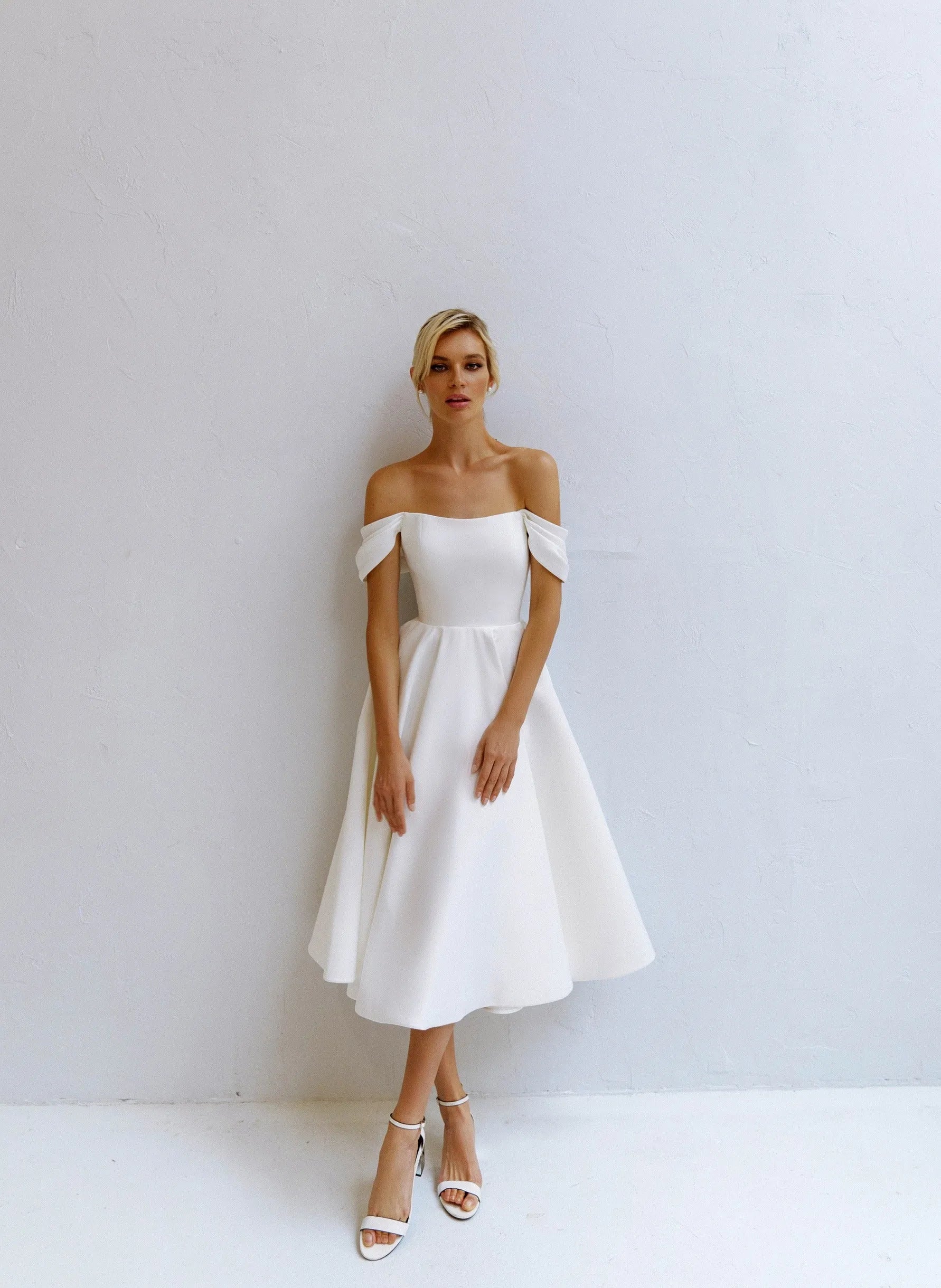 Off-the-Shoulder A-Line Wedding Dress with Bow Satin Court Train Mermaid Sleeves Modern Princess White Satin Bridal Gowns Mermaid Vestido De Novia Short