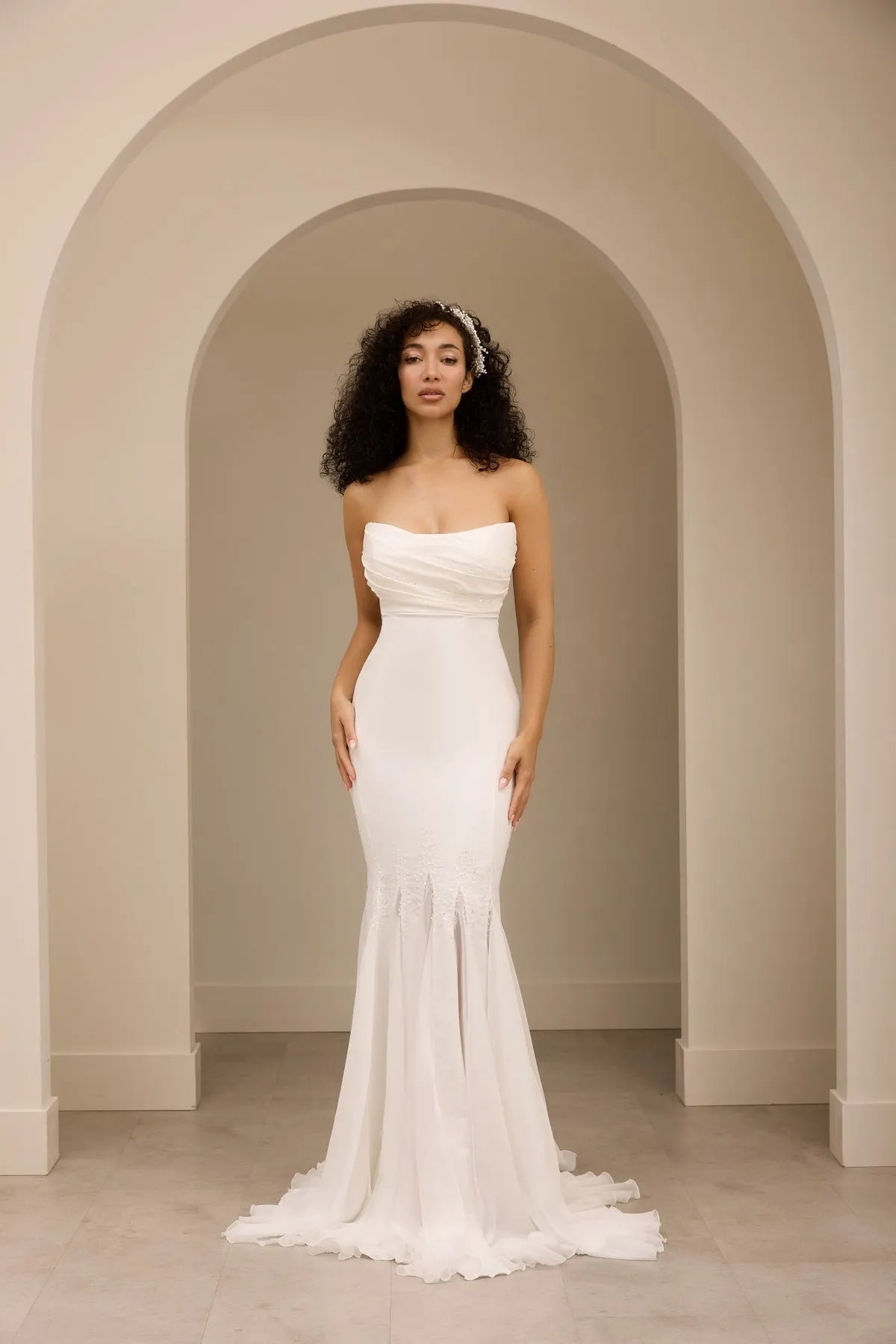 Robe de mariée sirène en satin pour mariée drapée sans bretelles sur m