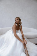 Beach Elegant Wedding Dresses Split Backless Lace Appliques Bridal Gown Square Neck Boho Spaghetti Straps