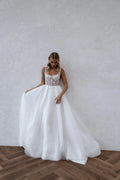 Beach Elegant Wedding Dresses Split Backless Lace Appliques Bridal Gown Square Neck Boho Spaghetti Straps