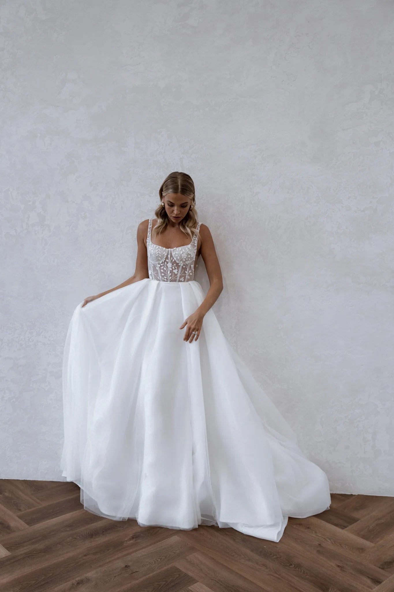 Beach Elegant Wedding Dresses Split Backless Lace Appliques Bridal Gown Square Neck Boho Spaghetti Straps
