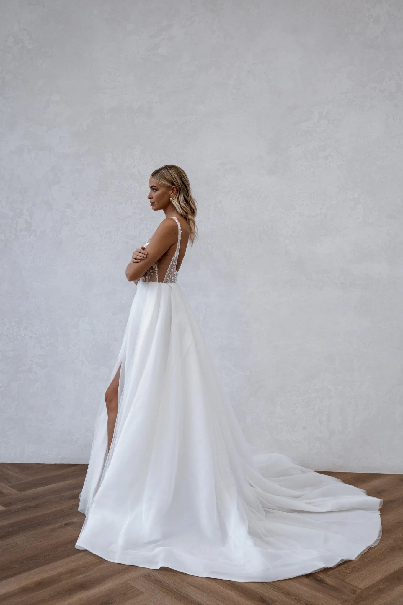 Beach Elegant Wedding Dresses Split Backless Lace Appliques Bridal Gown Square Neck Boho Spaghetti Straps