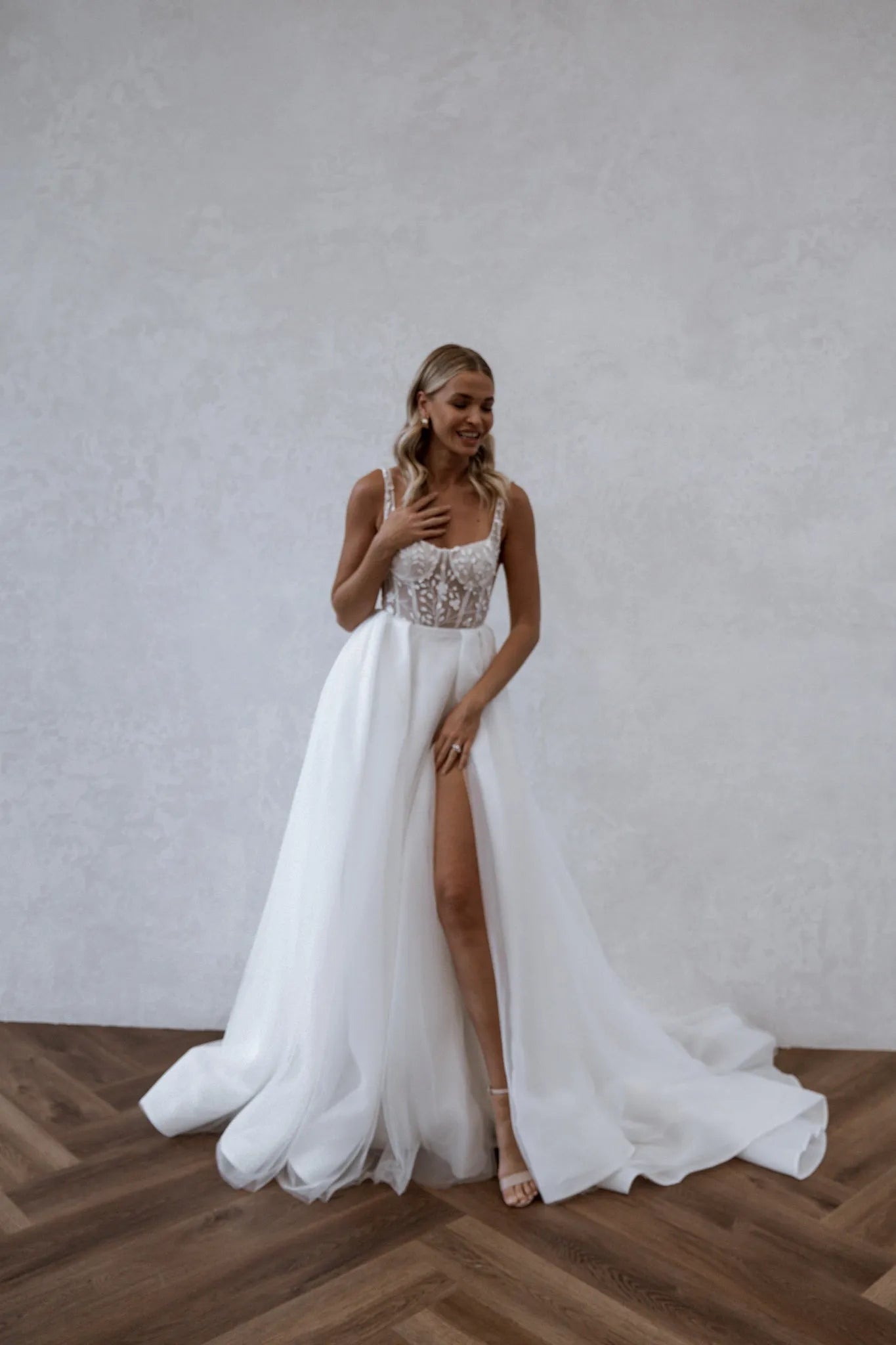 Beach Elegant Wedding Dresses Split Backless Lace Appliques Bridal Gown Square Neck Boho Spaghetti Straps