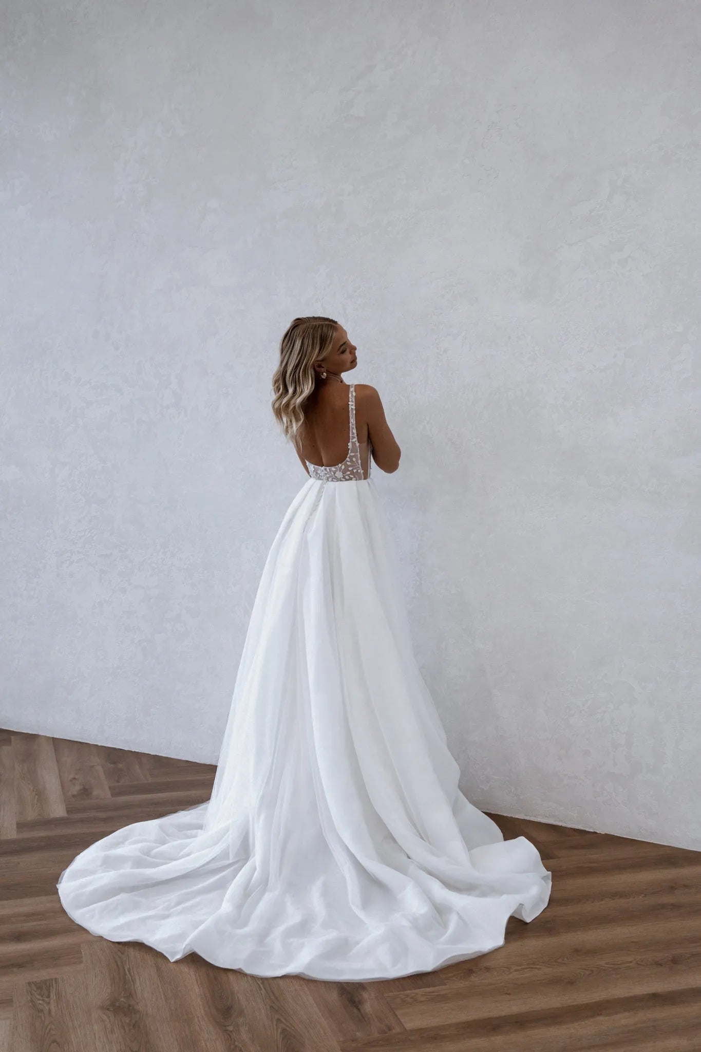 Beach Elegant Wedding Dresses Split Backless Lace Appliques Bridal Gown Square Neck Boho Spaghetti Straps