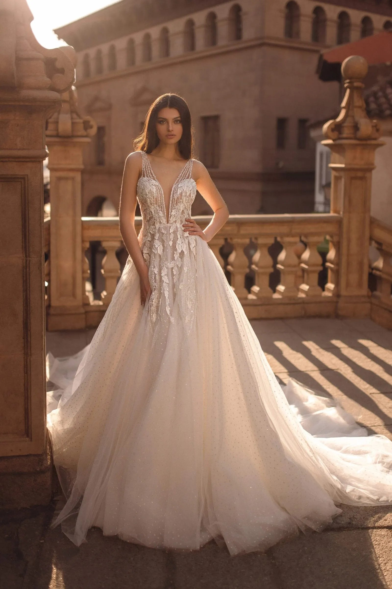 Abito da sposa etereo a trapezio con pizzo delicato, fiori 3D e tulle