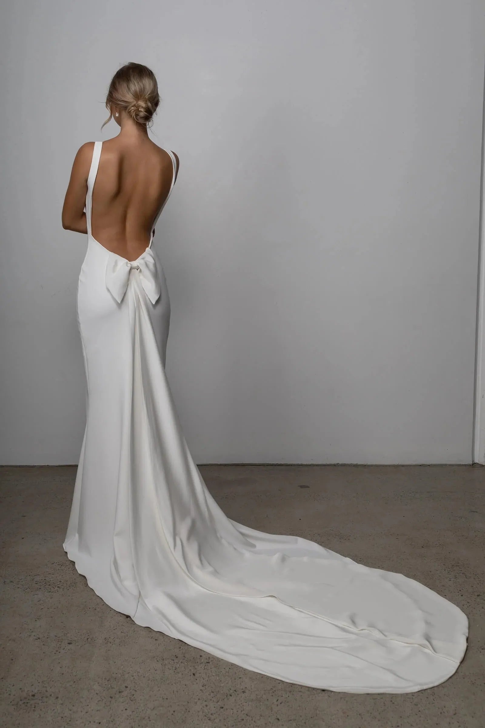 Modern Sheath Minimalist Wedding Dresses For Women Buttons Oversized Tight Fit Simple Bow Train Backless Bridal Gown