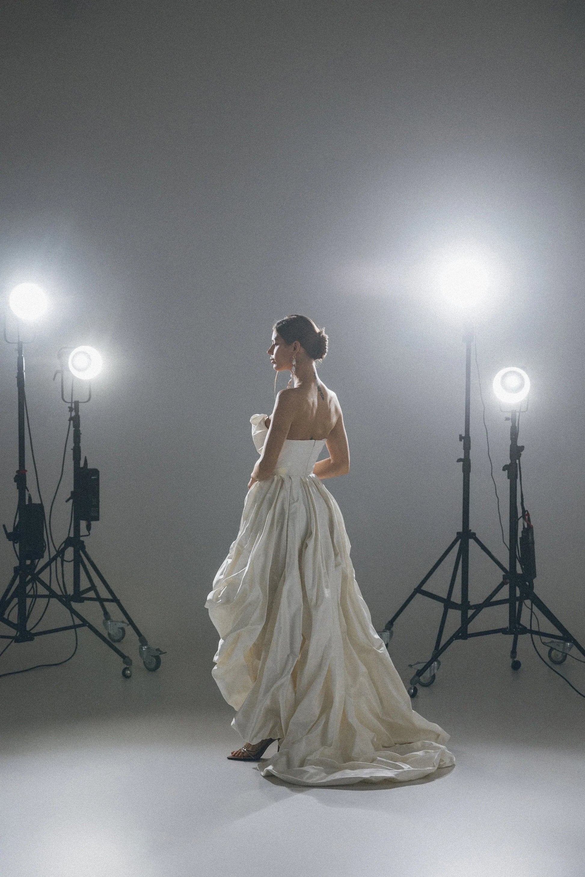 Vintage Strapless Wedding Dress Elegant Pleated Dresses Luxury Long Train Floor-length Bride Dresses Vestidos De Novia