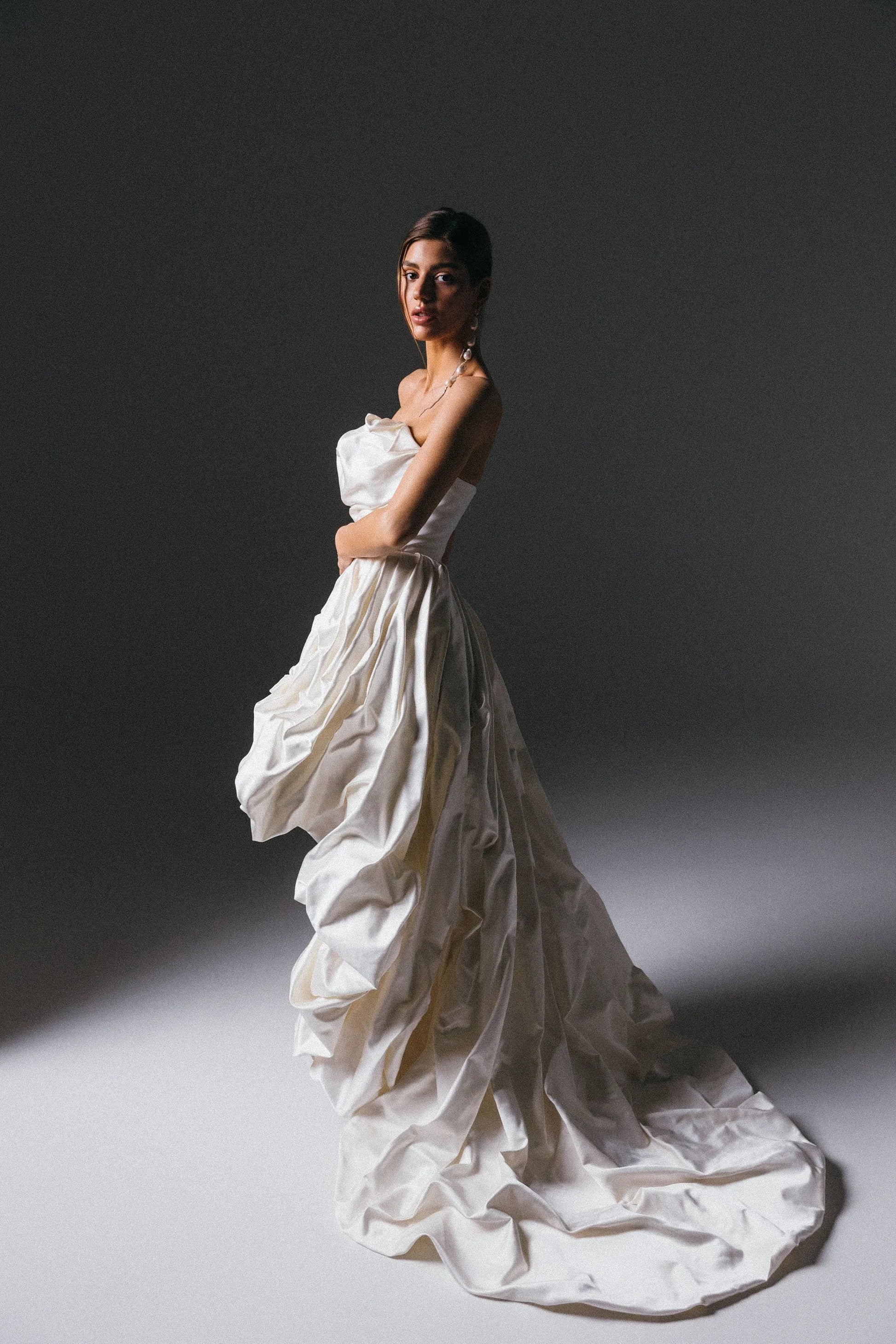Vintage Strapless Wedding Dress Elegant Pleated Dresses Luxury Long Train Floor-length Bride Dresses Vestidos De Novia