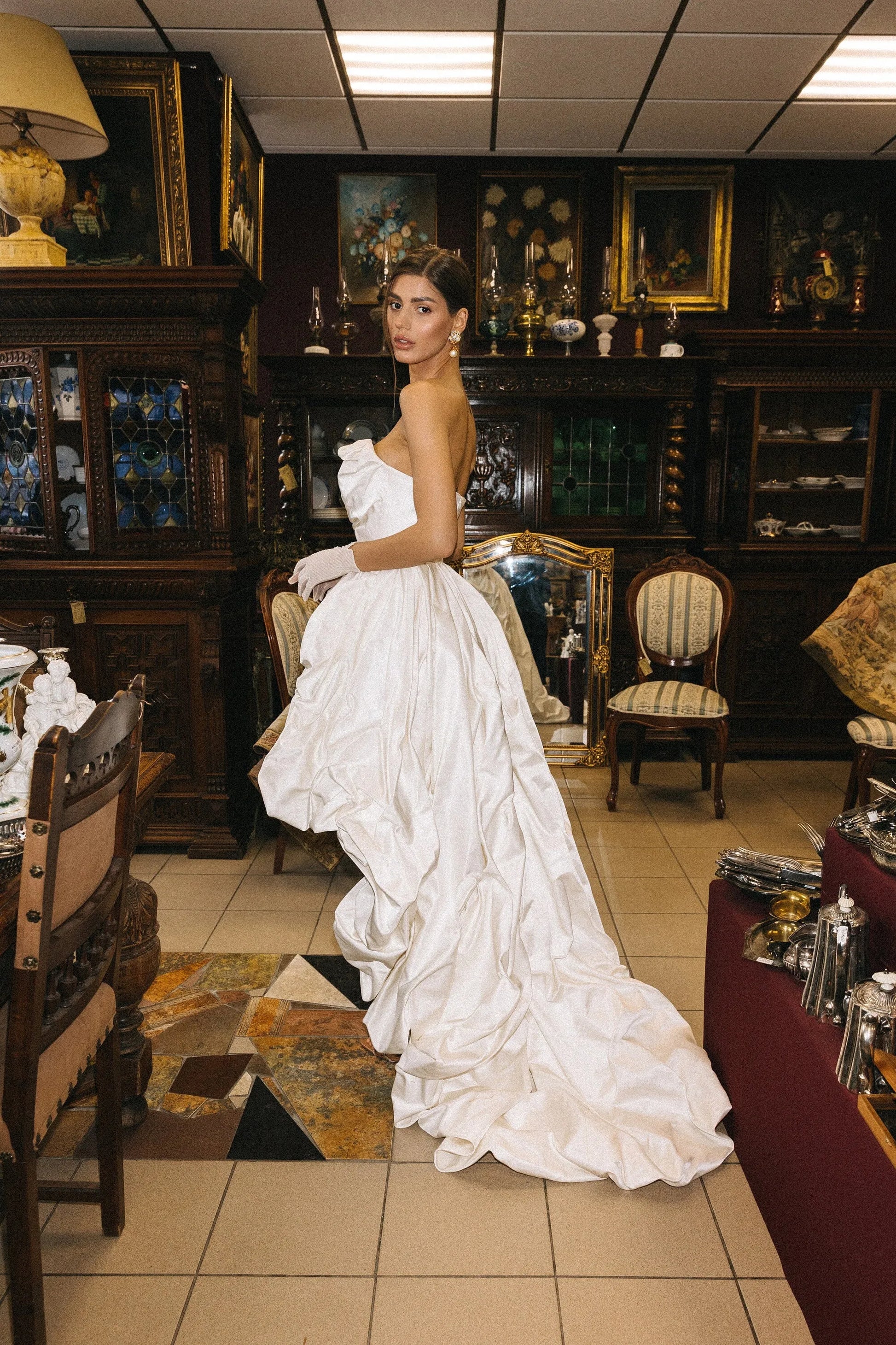 Vintage Strapless Wedding Dress Elegant Pleated Dresses Luxury Long Train Floor-length Bride Dresses Vestidos De Novia