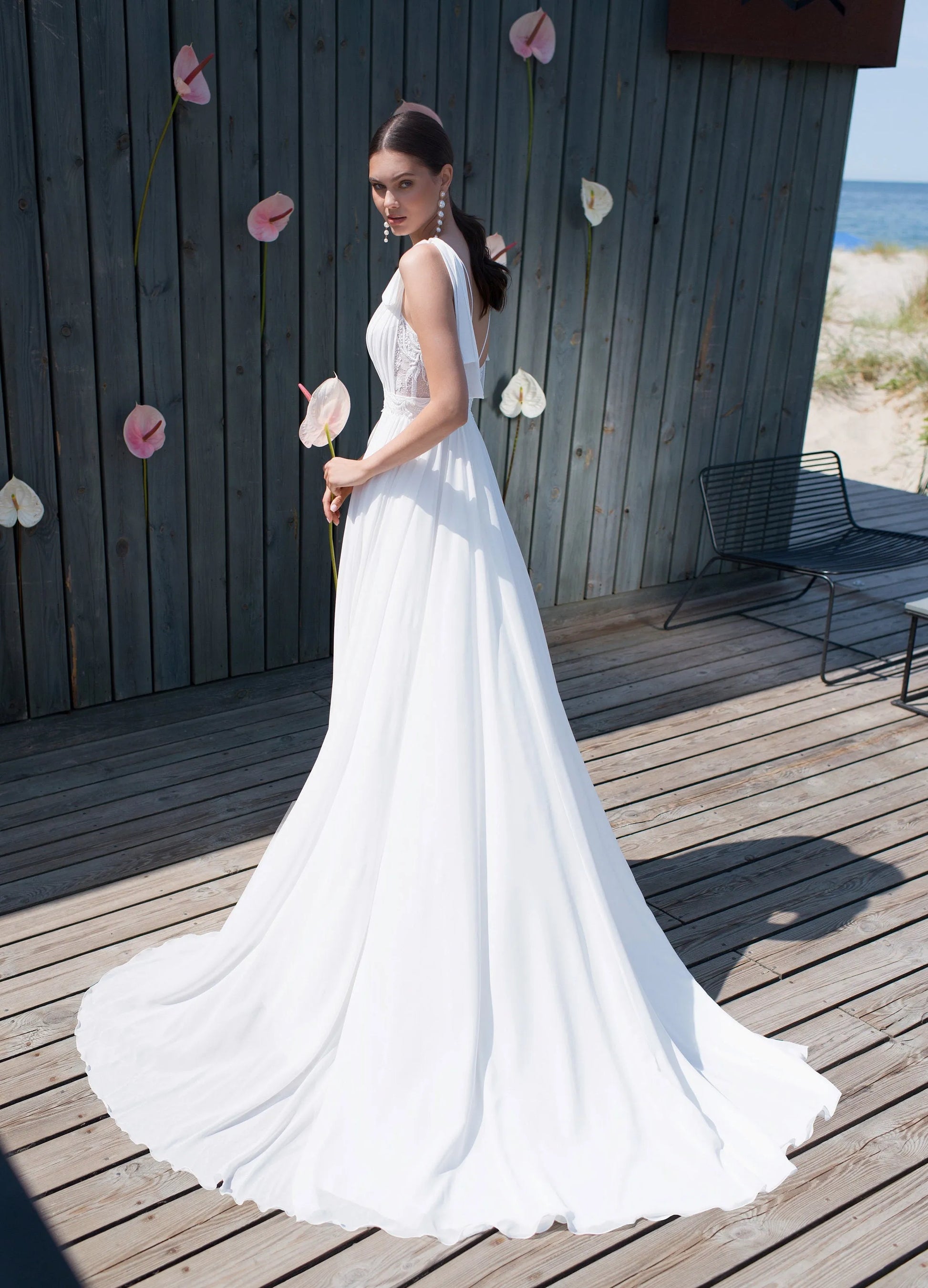 Love Elegant Bow Straps Lace Appliques Chiffon Wedding Dresses Sexy Open Back A-Line V-Neck Sleeveless Floor Length Bridal Gowns