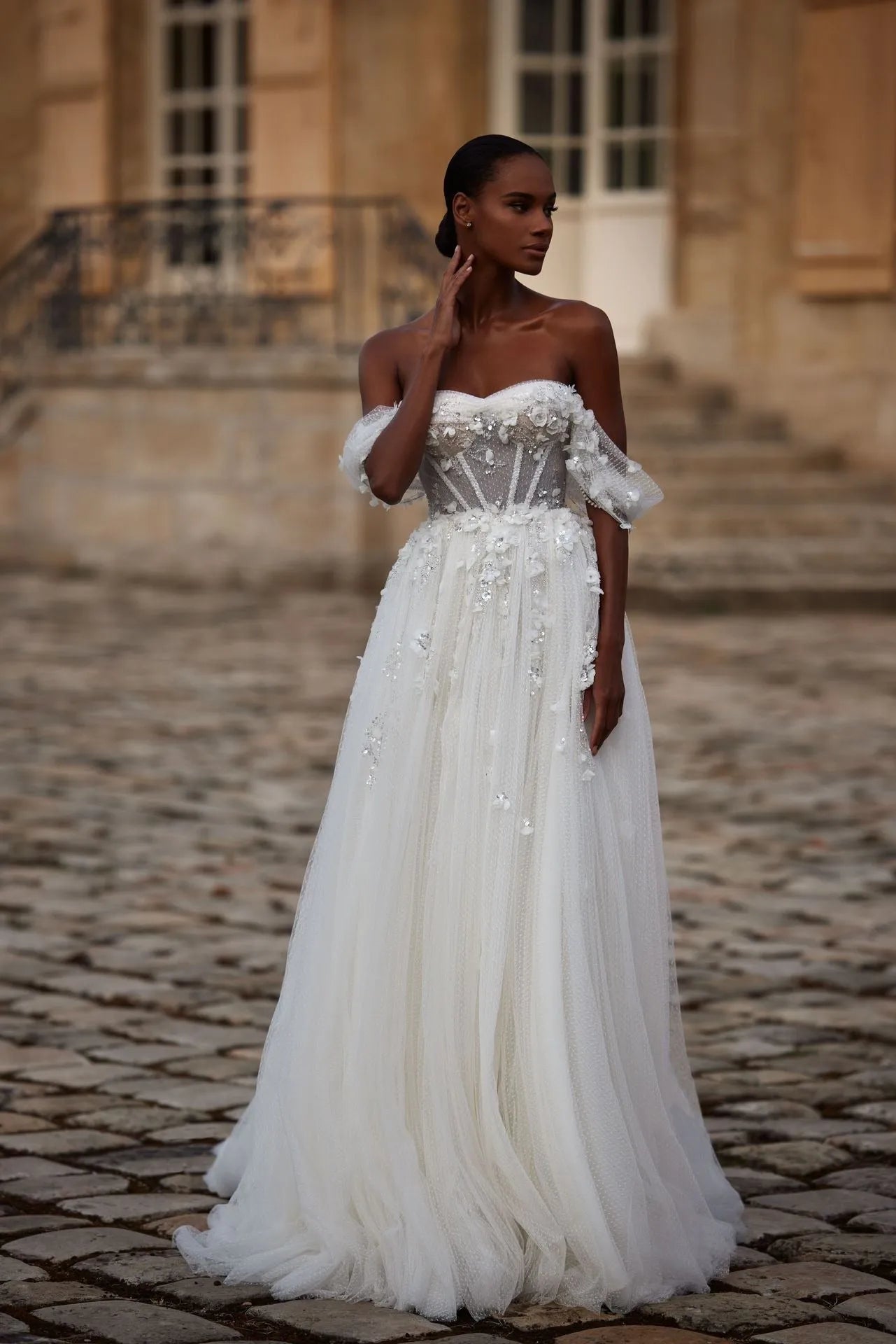 Abito da sposa moderno con fiori 3D e paillettes, abito da sposa a sir