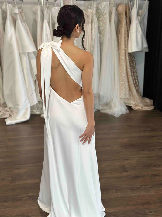 One-shoulder neckline with Side Skirt split Wedding Dress Court Train Dress Bridal Gown Vestido De Novia Satin Skirt Bow