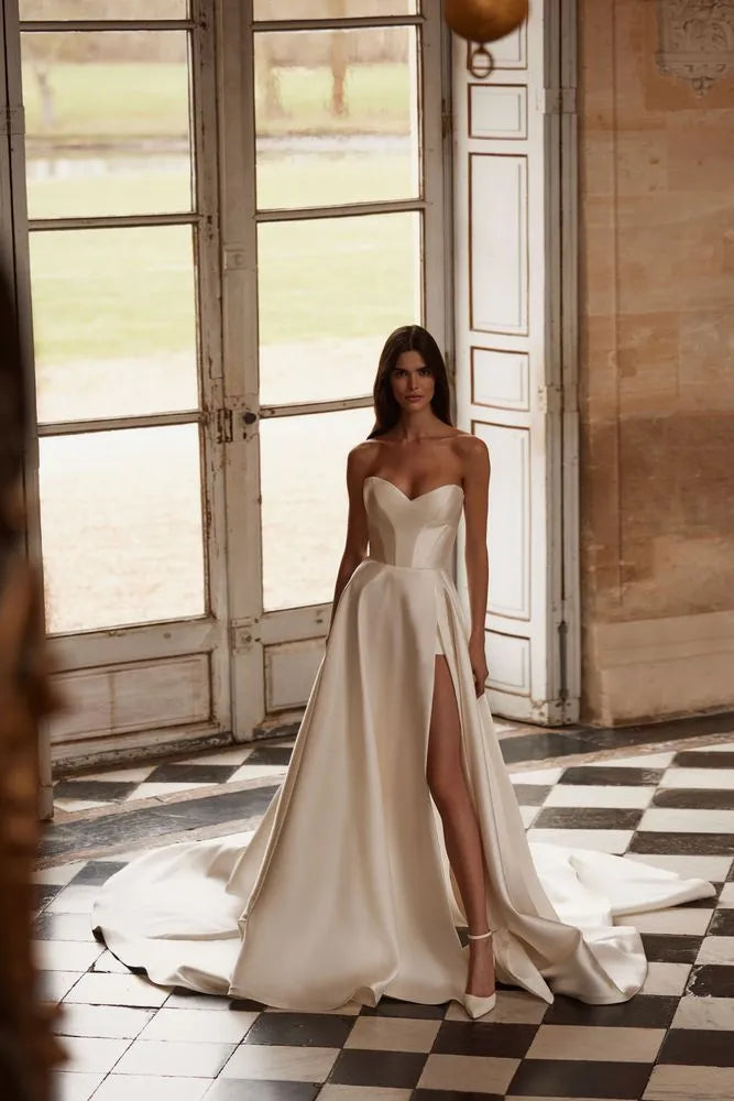 Sofisticado vestido de novia de corte A confeccionado en satén mikado,