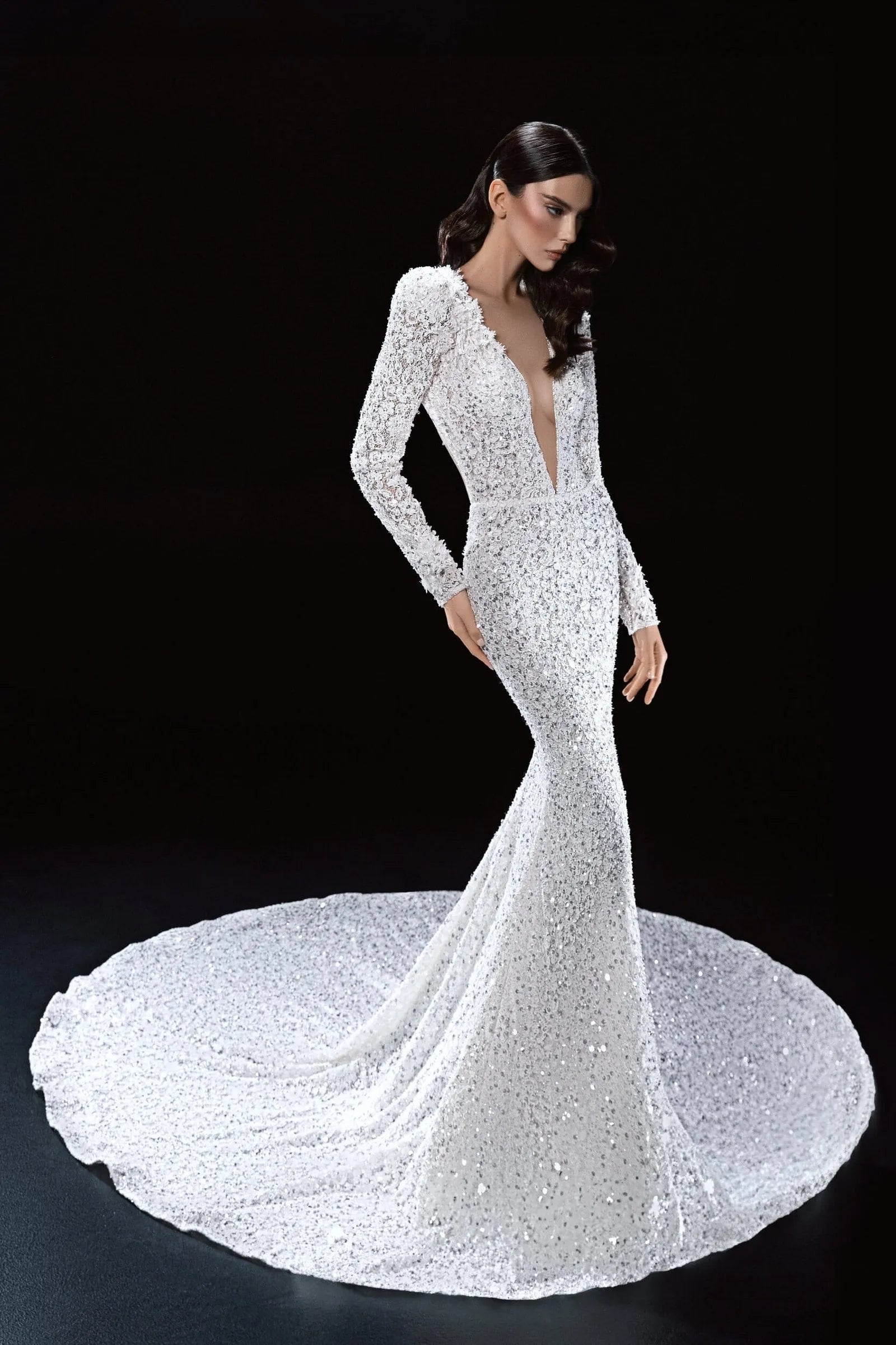 Chic Modern Wedding Dress with Long Sleeves, V-Neckline & Exquisite Lace in a Flattering Mermaid Silhouette for a Glamorous and Sophisticated Bridal Look