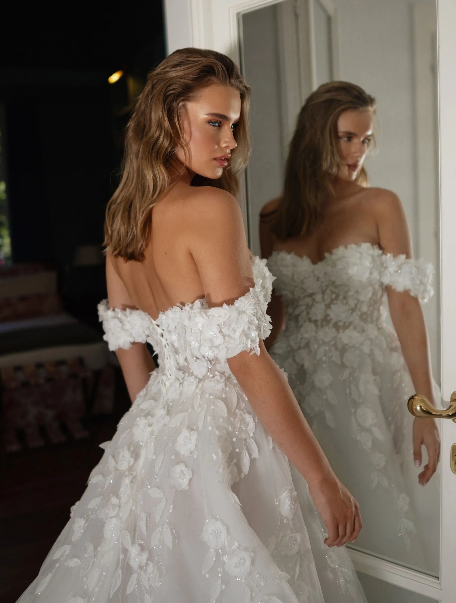 Fashionable 3D Appliques Wedding Dresses for Marriages A Line Tulle Lacing UP Off the Shoulder Zipper