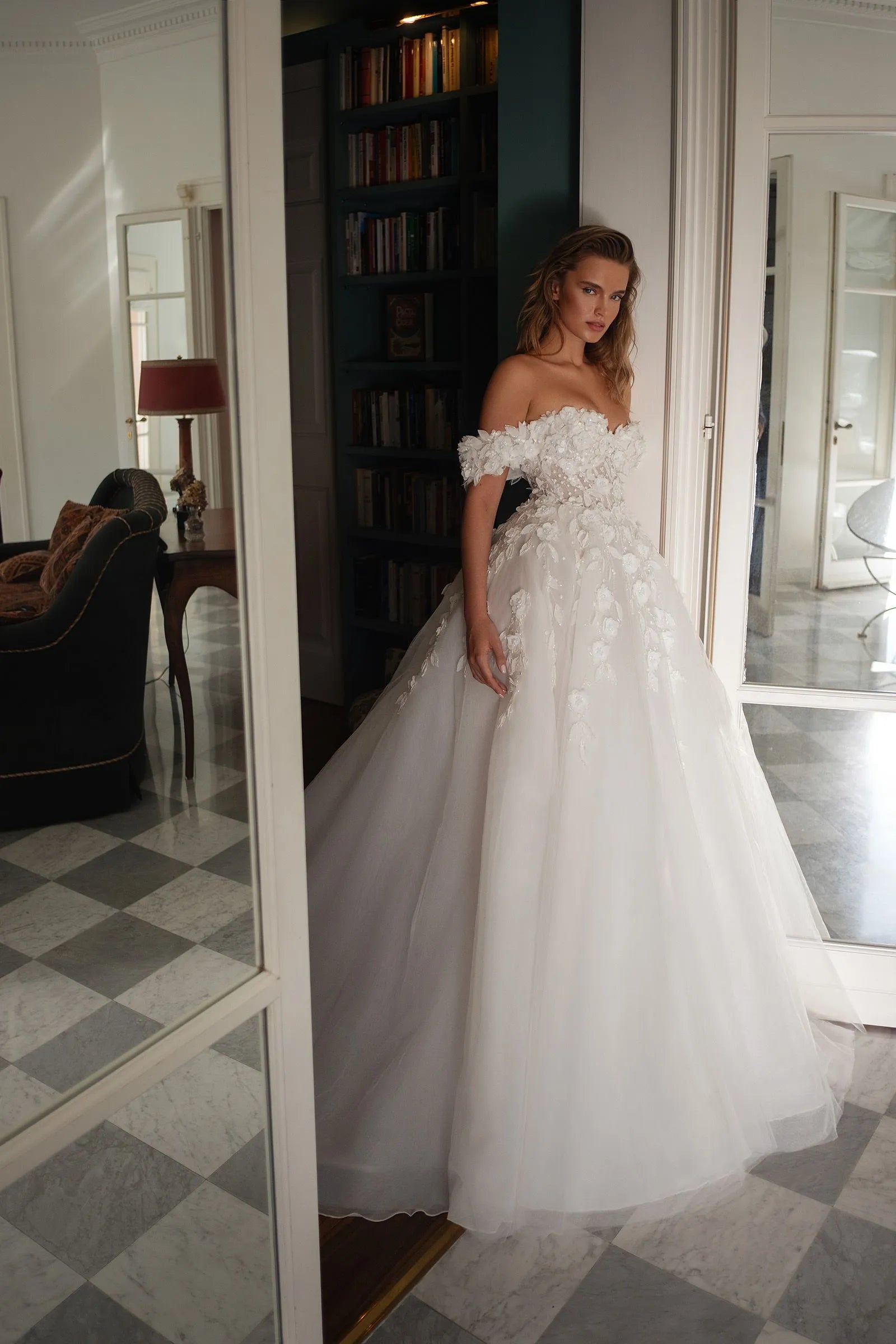 Fashionable 3D Appliques Wedding Dresses for Marriages A Line Tulle Lacing UP Off the Shoulder Zipper
