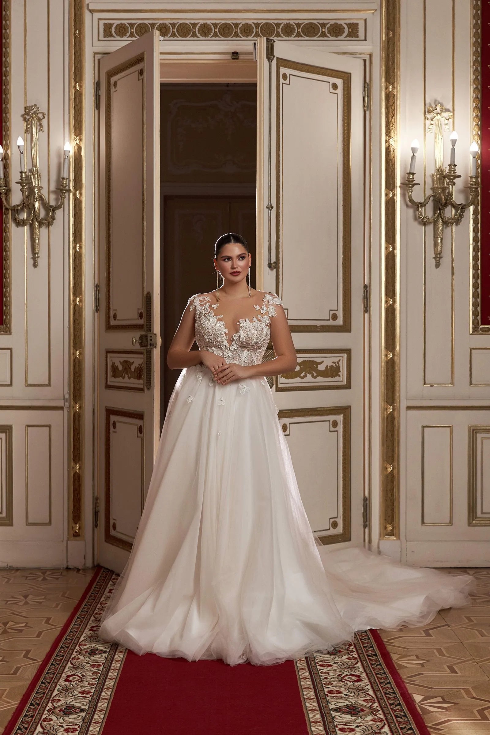 Wedding Dress with Court Train Lace Appliques Long Tulle Bride Dresses