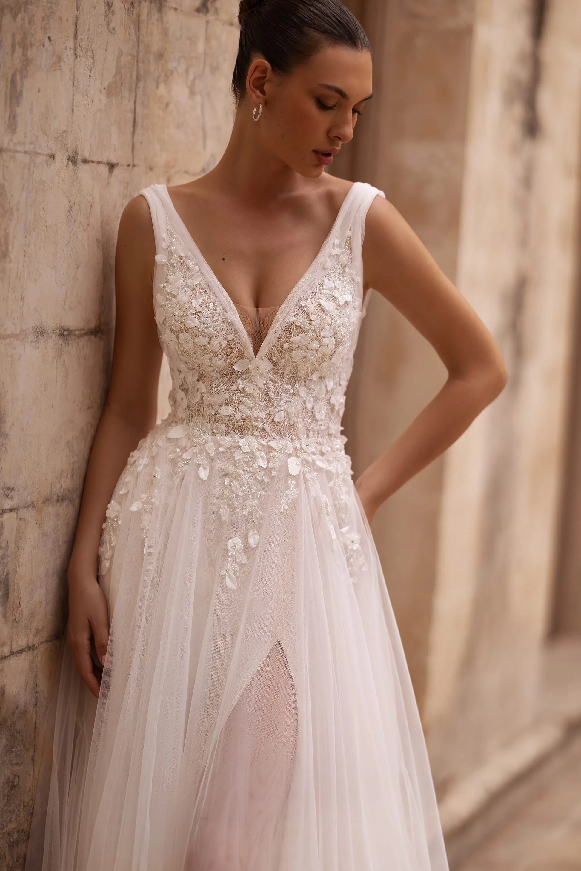 Glamorous V-Neck Wedding Dress Slit A Line Backless Buttons Appliques Tulle Abito Da Sposa Court Train