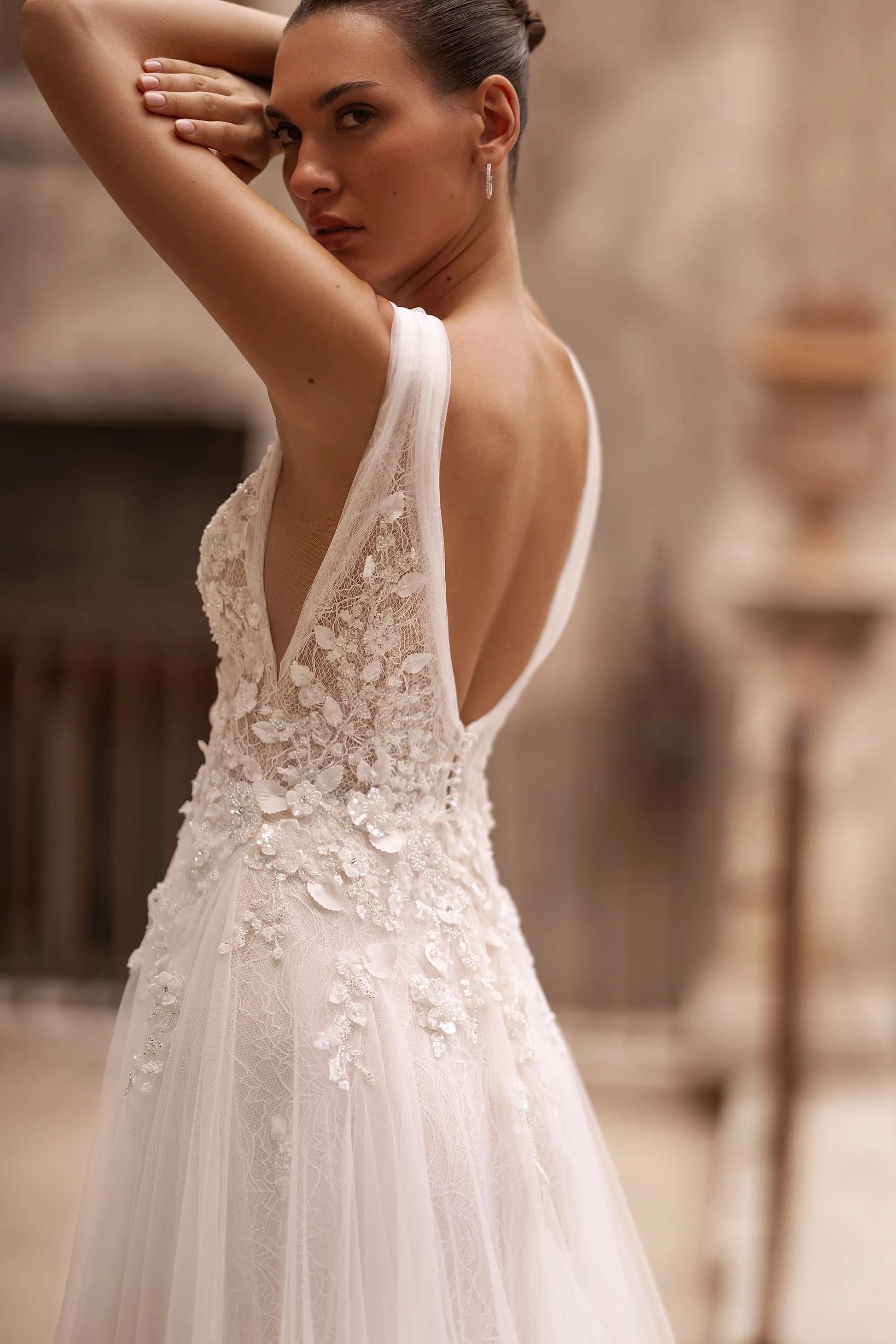 Glamorous V-Neck Wedding Dress Slit A Line Backless Buttons Appliques Tulle Abito Da Sposa Court Train