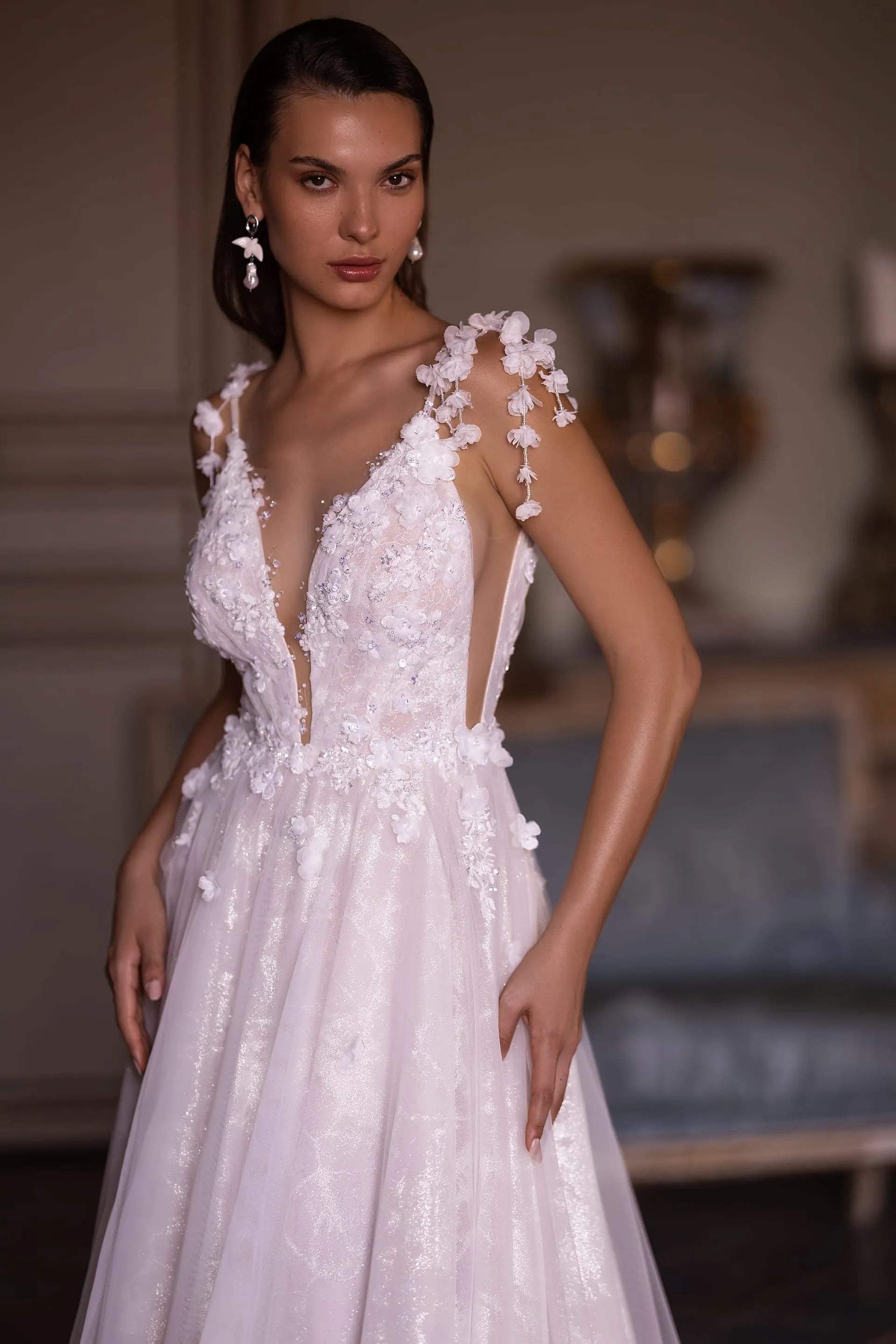 Glamorous Wedding Dresses Luxury Lace Appliques Sleeveless Bridal Gowns Glitter Sequins