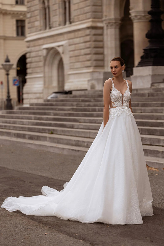 Spaghetti Straps Appliques Lace Tulle Wedding Dress for Women V-neck A-line Court Wedding Gown