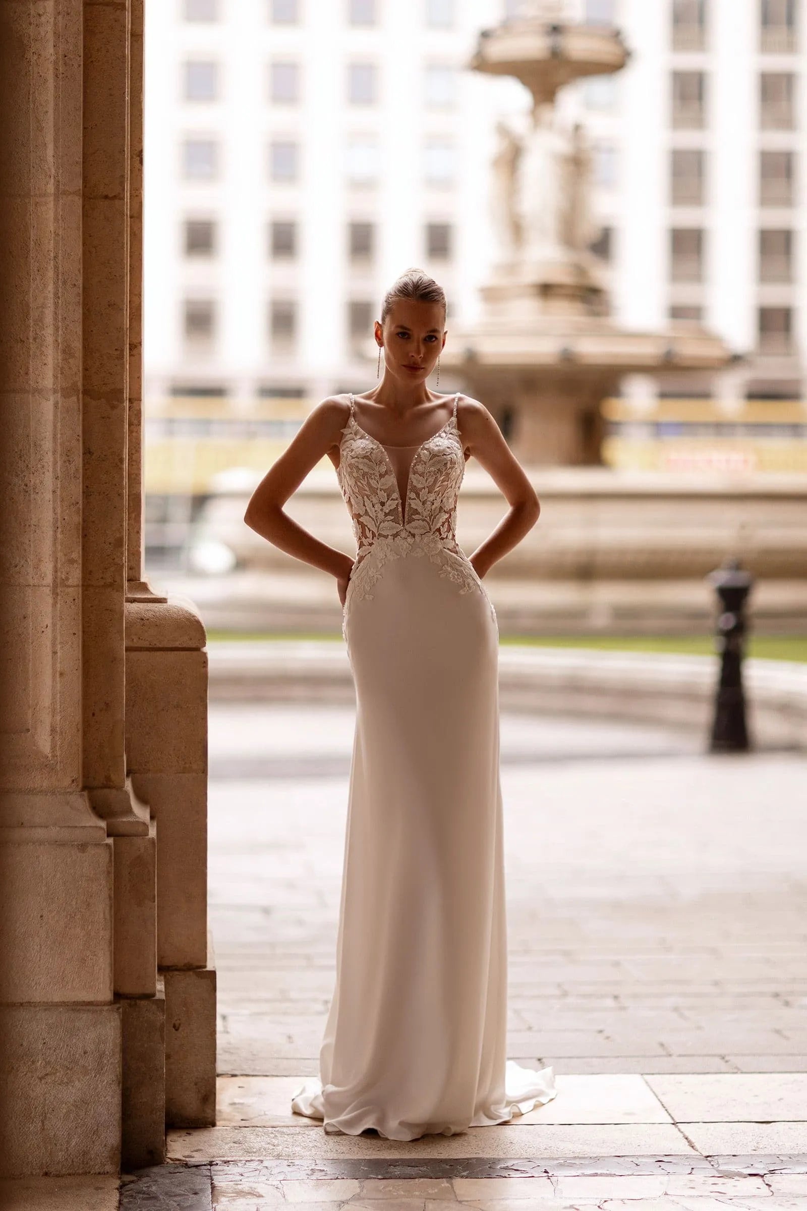 Simple Spaghetti Straps Appliques Lace Wedding Dresses for Bridal Back