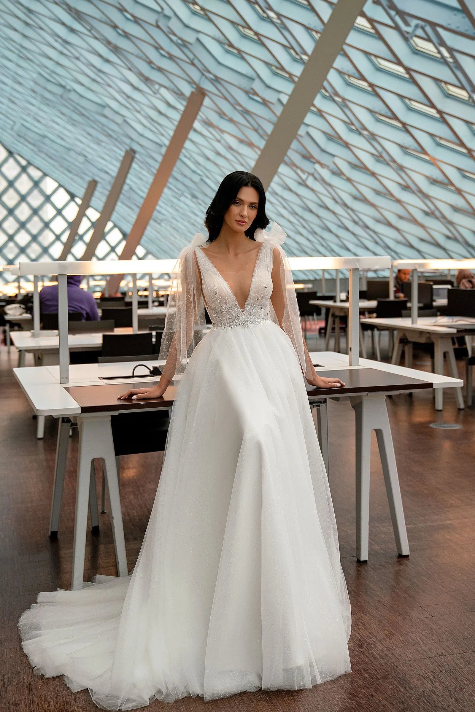 Abiti da sposa semplici in tulle con scollo a V e pizzo, senza maniche
