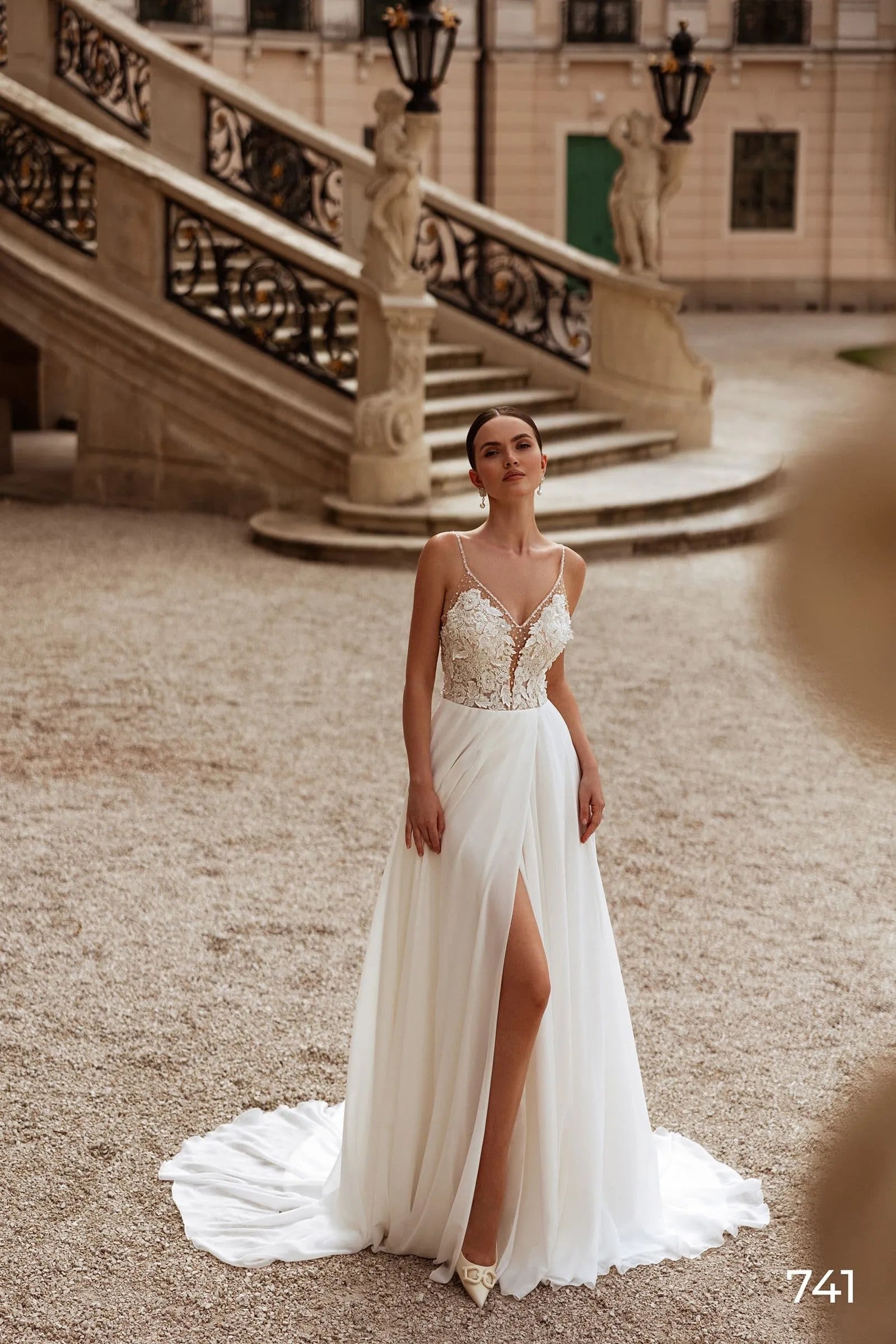 Abiti da sposa classici con spalline sottili, scollo a V, senza manich