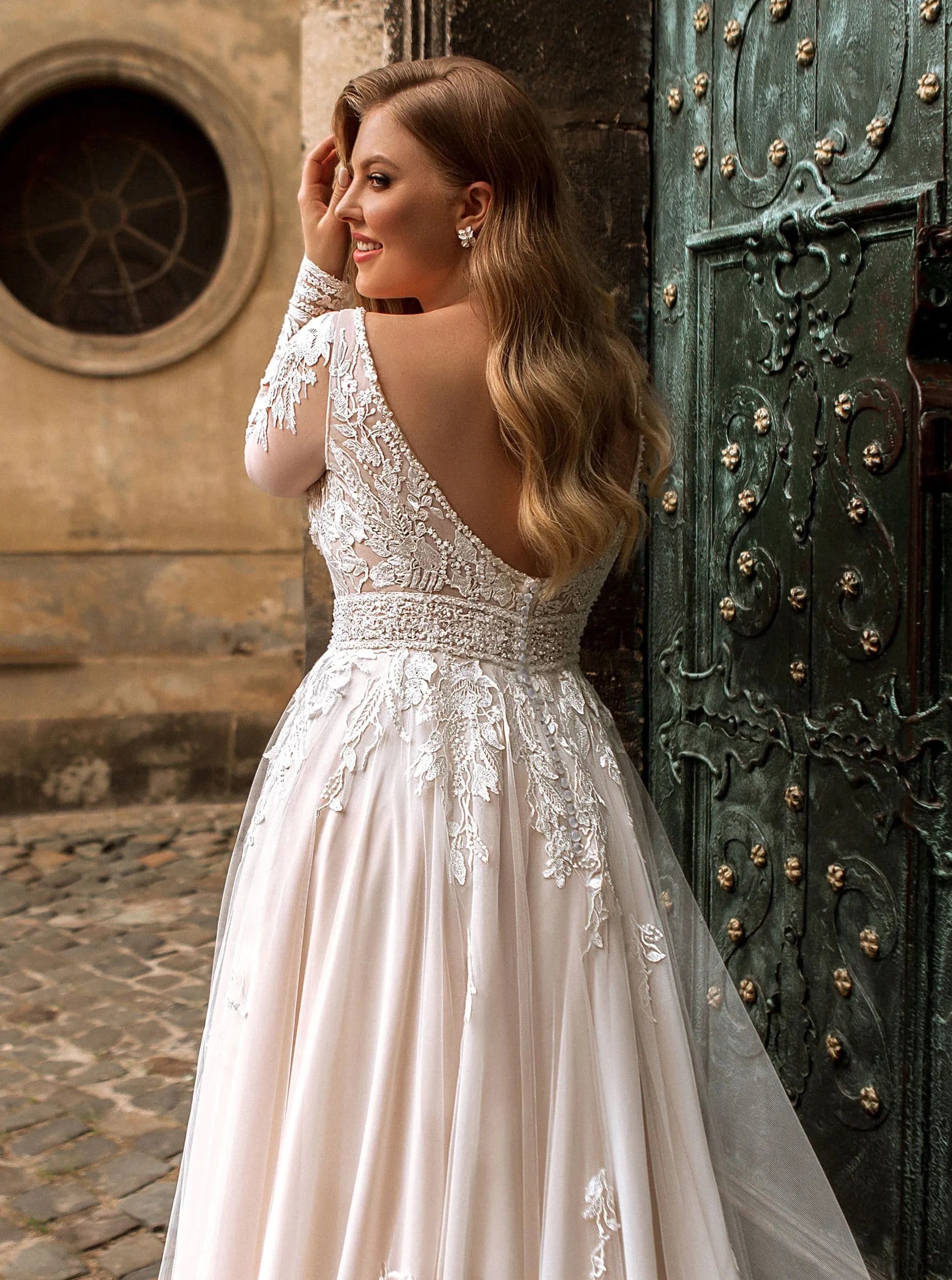 Classic A-Line Wedding Dresses Plus Size V Neck Long Sleeves Bride Gowns Appliques Floor Length Tulle Robe De Mariee