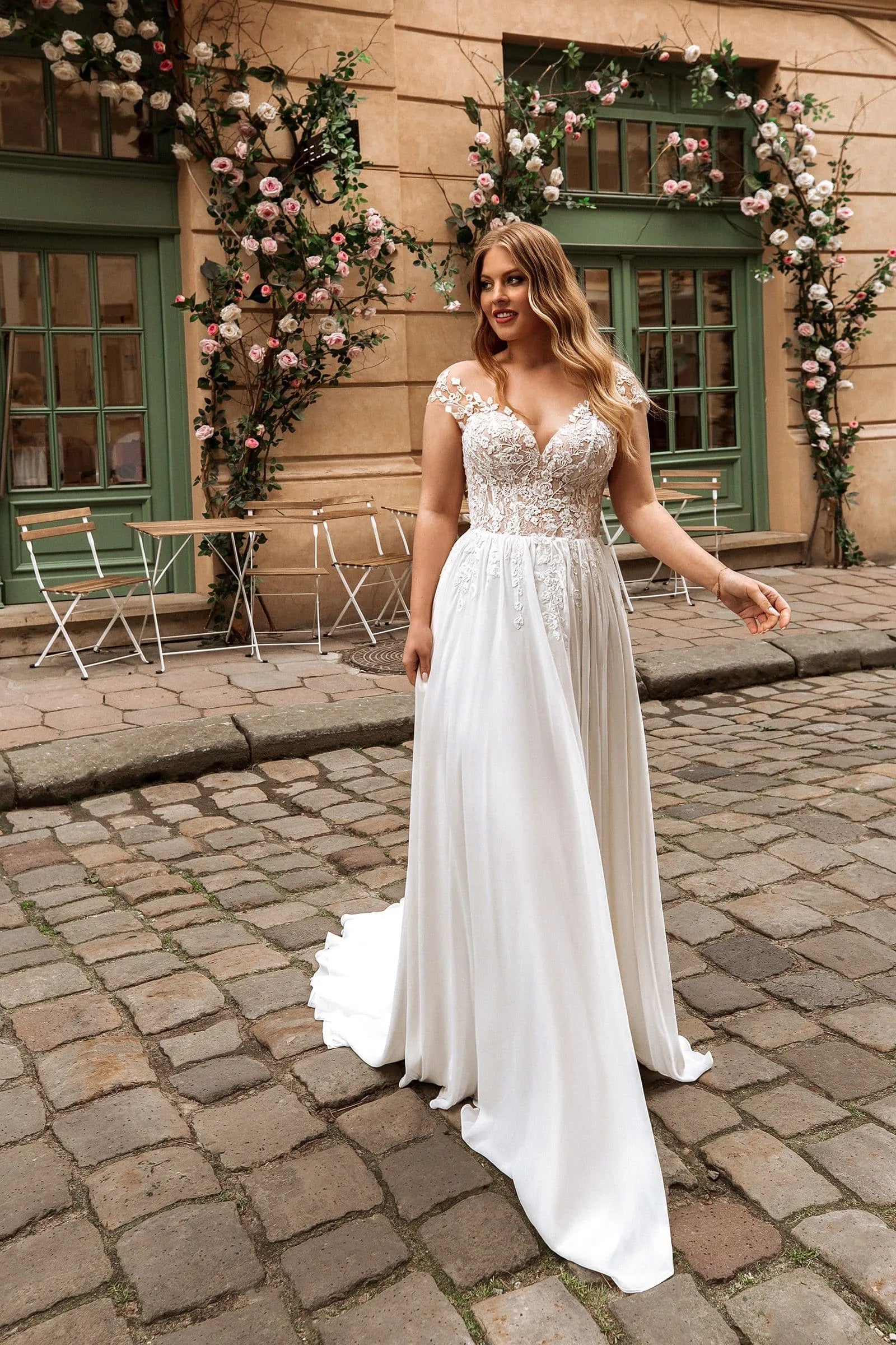 Vestidos de novia bohemios de talla grande con mangas cortas y aplique