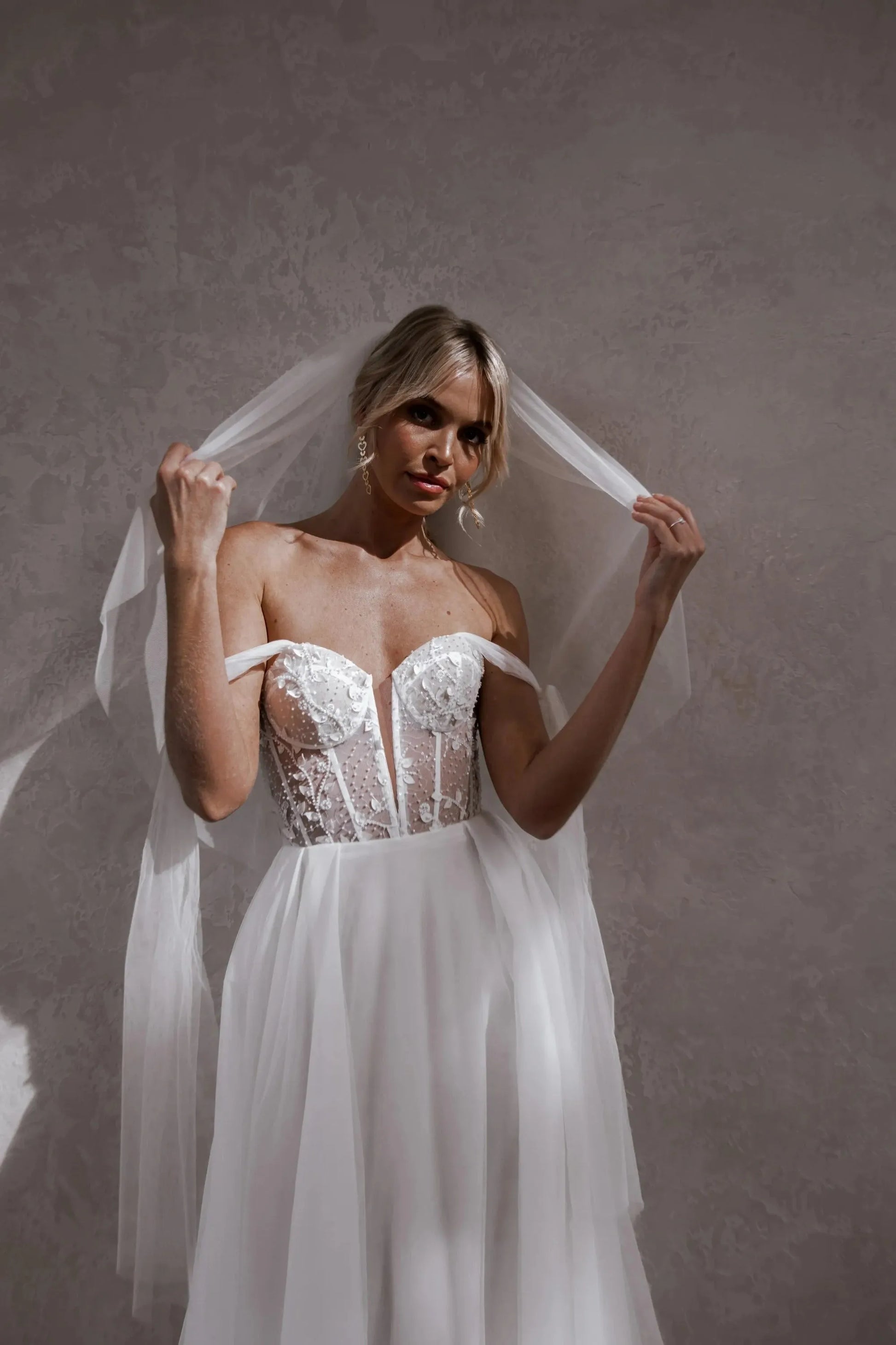 Elegant Lace Appliques White Wedding Dress For Woman A-Line Spaghetti Straps Bride Gown Strapless Illusion Backless High Slit