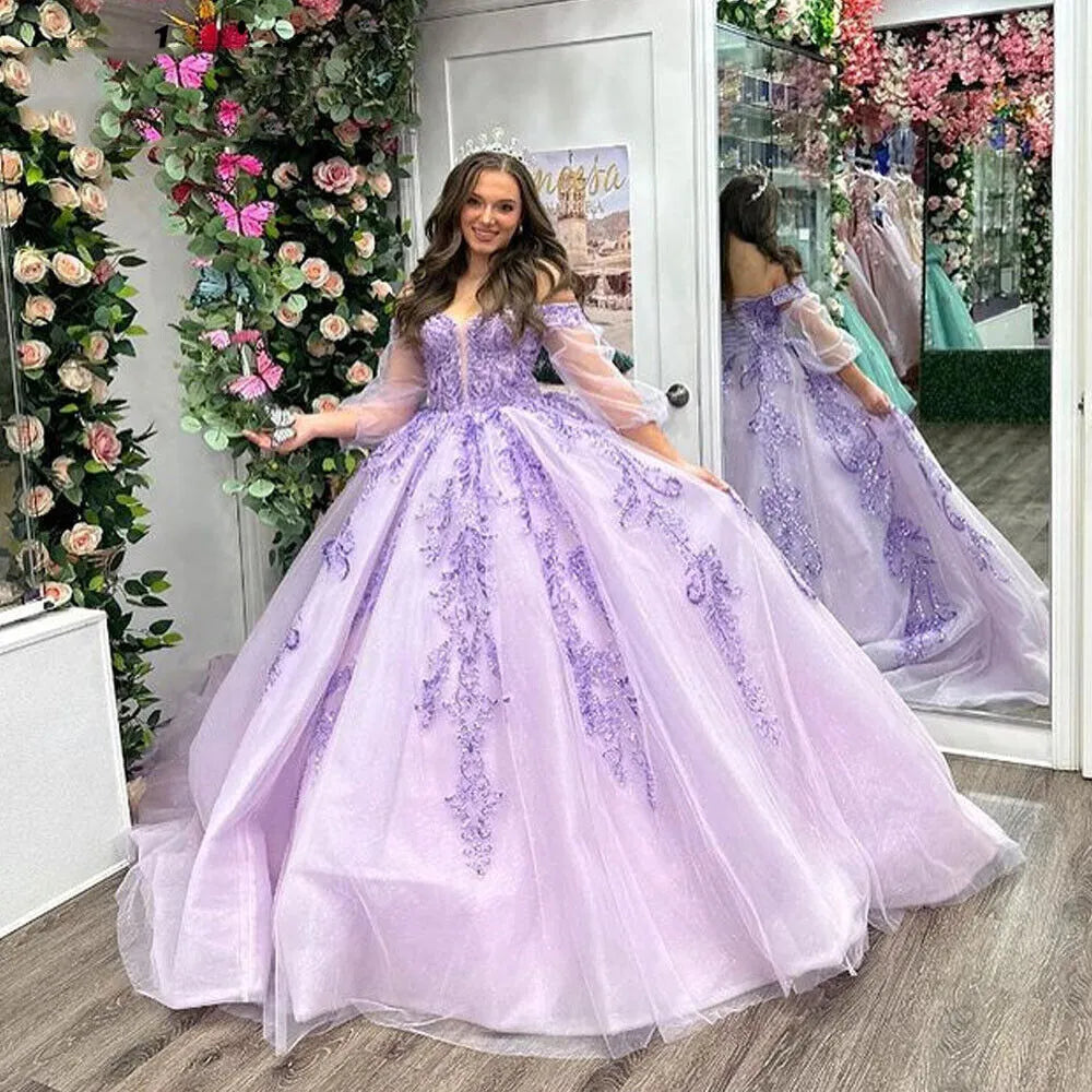 Vestidos de quinceañera color lila con hombros descubiertos, mangas la