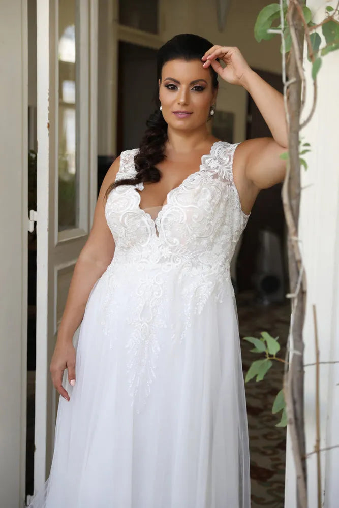 Gorgeous V-Neck Wedding Dress Sleeveless Lace Appliques A-Line Tulle Custom Zipper Or Lace-Up Back Plus Size Women Bride Gown