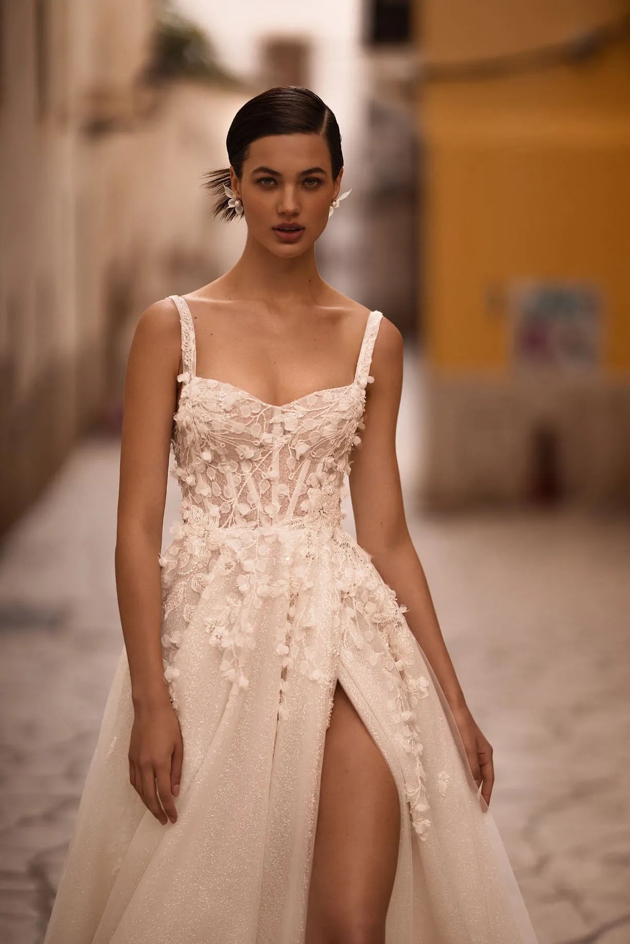 Presentamos nuestro cautivador vestido de novia de corte A, una combin