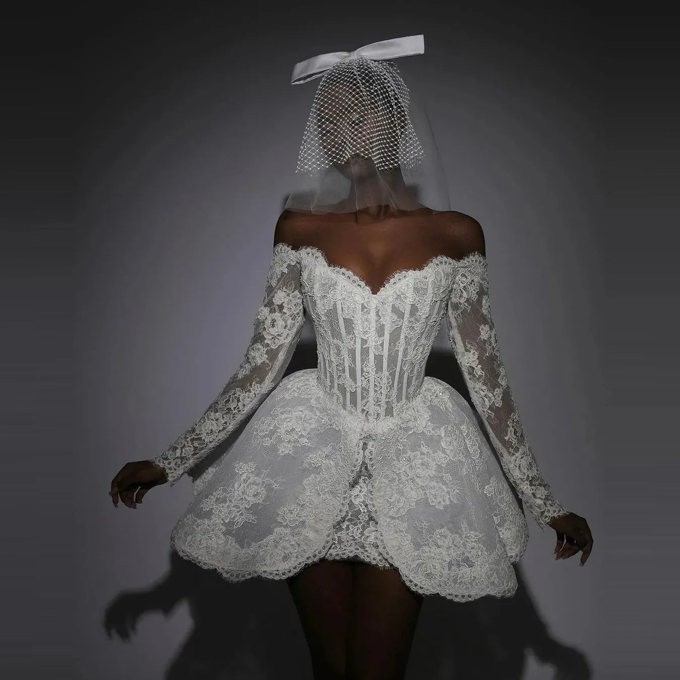 Vestidos de fiesta de encaje cortos clásicos sin tirantes, mangas larg