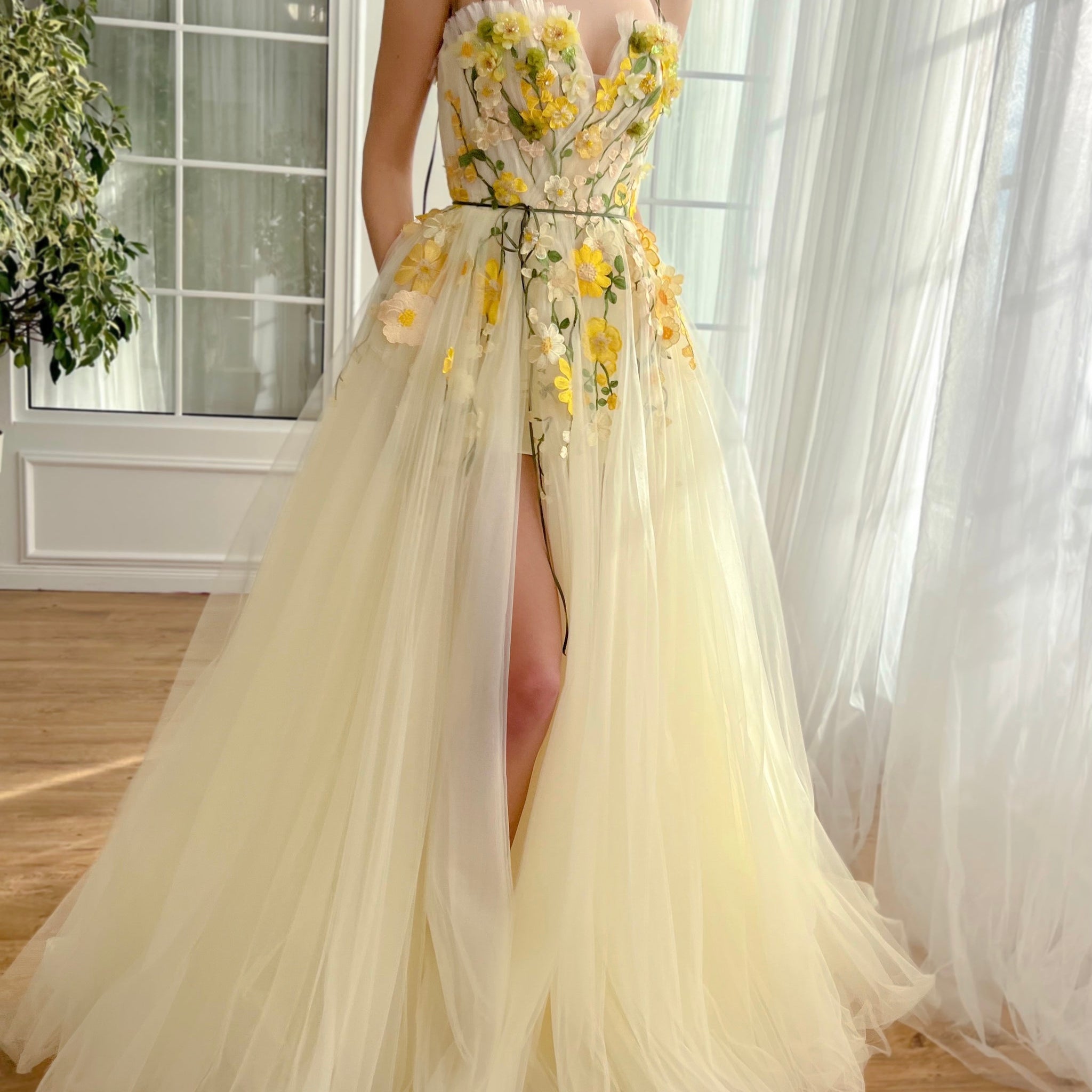 Faint Yellow A-line Prom Dresses Lace Appliques Spaghetti Strap Formal Evening Sweep Train Side Split Sleeveless Clubbing