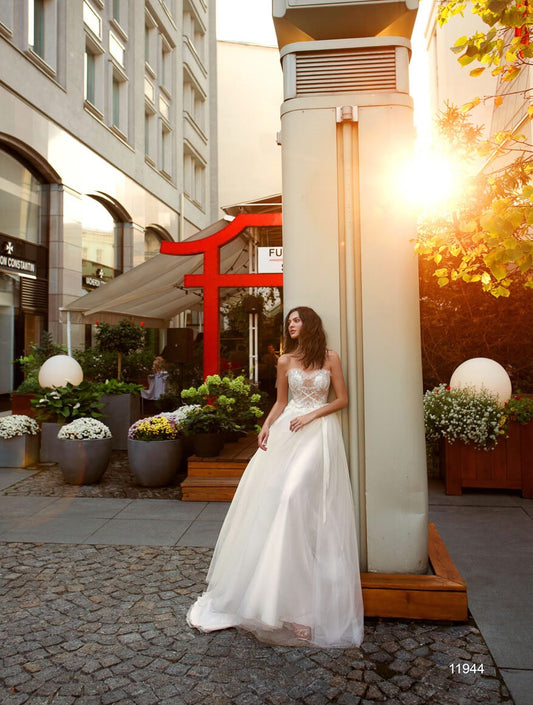 Elegantes vestidos De Novia De línea A, cinta sin tirantes, apliques De cuentas, Vestidos De Novia De tul, tren De barrido, Vestidos De Novia hechos a medida