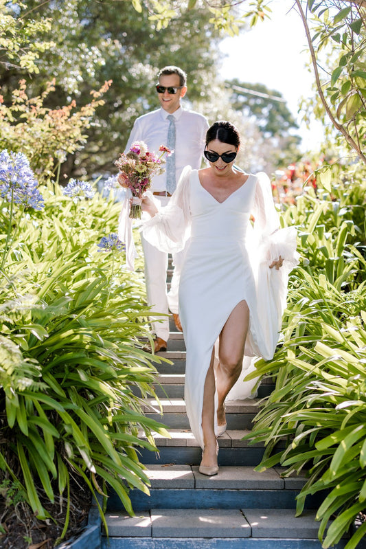Sirene Elegant Long Puffy Sleeve High Side Schlick Flecken Hochzeitskleid Einfache V-Ausschnitt Rückenfreie Paillettenboden-Tüll-Brautkleid