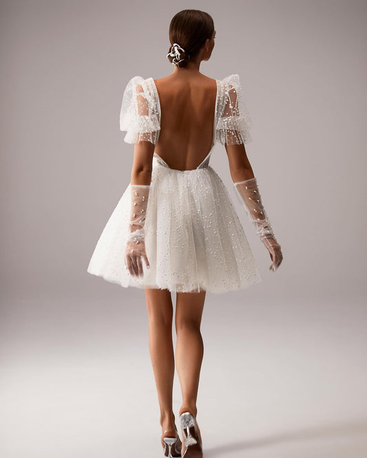 Deep V Neck Mini Wedding Dresses Dot Tulle korta puff ärmar Brudklänning rygglös över knästrand boho brudklänning