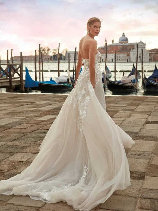 JEHETH Elegant Strapless Sleeveless Bridal Gowns Classic A-Line Backless Wedding Dress Lace Appliques Button Robe De Mariée