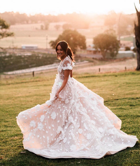 Kurzarm Hochzeitskleid mit 3D -Blumen gegen Nackenspitze Brautkleider Hochzeitskleider Vestidos de Novia