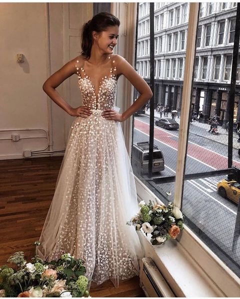 Spaghetti Straps White Wedding Dresses Lace Appliqeus V-Neck Illusion Back Floor Length Bridal Gowns Vestidos De Novia