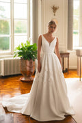 Exquisite A-line Appliques Wedding Dresses Ladies Court Train Open Back Sleeveless V-neck Corset Bridal Dresses Custom