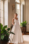 Exquisite A-line Appliques Wedding Dresses Ladies Court Train Open Back Sleeveless V-neck Corset Bridal Dresses Custom