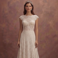Chantilly Lace Wedding Dresses with Vintage Charm