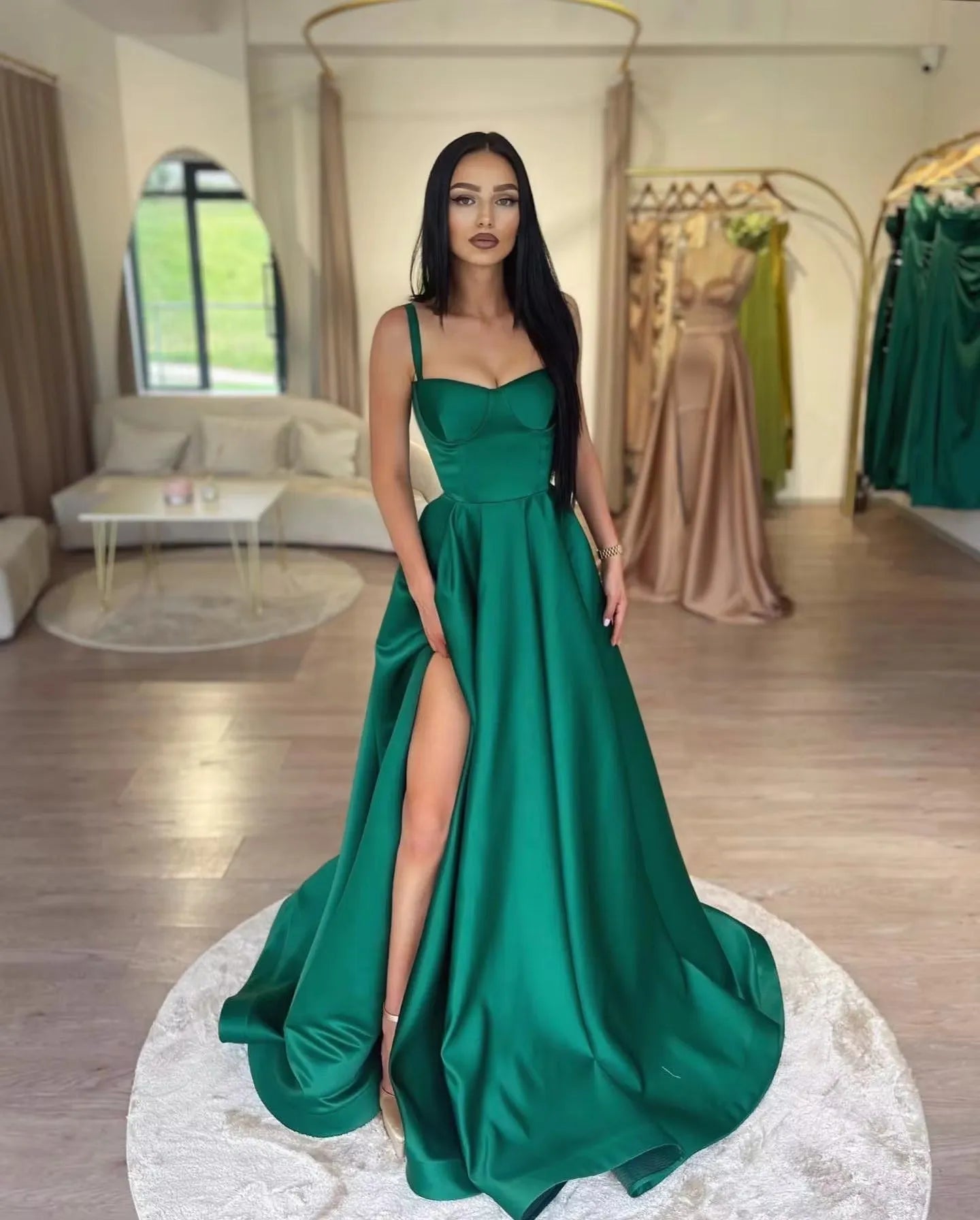 Elegante vestido de fiesta verde de corte A con tirantes finos, frunci