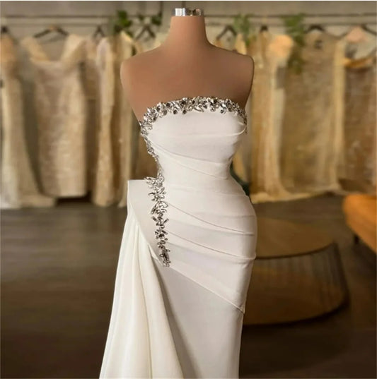 Moderna eleganta vita sjöjungfrun bröllopsklänningar glittrande strass veckad sexig stropplös ruched brudklänningar vestidos de novia