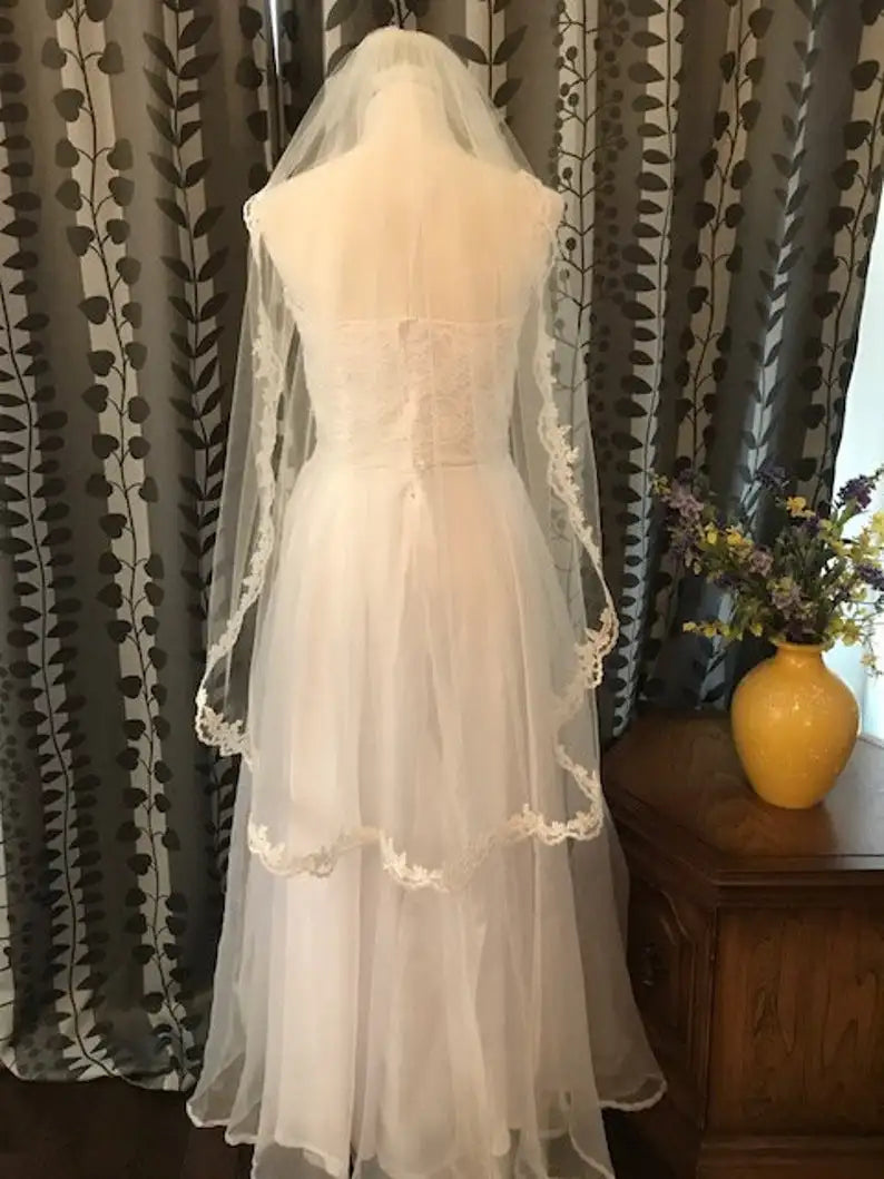 1-Tier Bridal Veil , Lace Veil Alencon Lace Trim Wedding Veil White / Ivory / Champagne Metal Comb