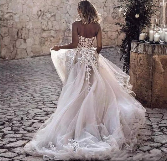 Impresionante vestido de novia sin tirantes con impresionantes cristales, apliques de encaje y vestido de novia fluido con silueta acampanada